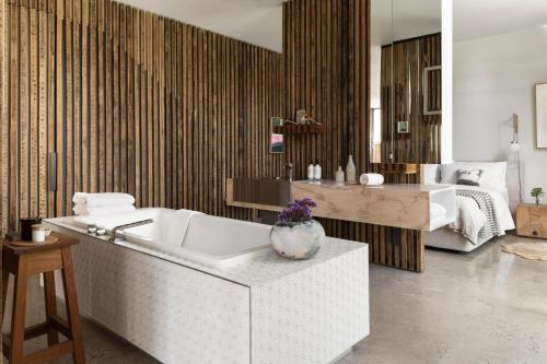 Una cama o camas en una habitación de Drift House