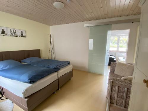 1 dormitorio con 1 cama y 1 silla en Loreleyresidenz, App Jerry, en Sankt Goarshausen