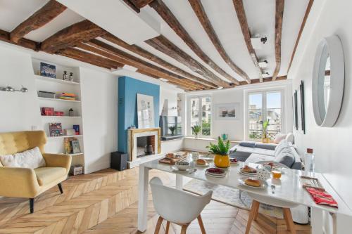 un salon avec une table et des chaises dans l'établissement Luxury Hideaway - Stunning View -Hyper-Center -Paris, à Paris