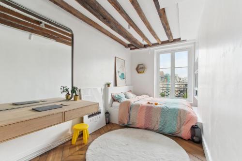une chambre avec un lit, un bureau et une fenêtre dans l'établissement Luxury Hideaway - Stunning View -Hyper-Center -Paris, à Paris