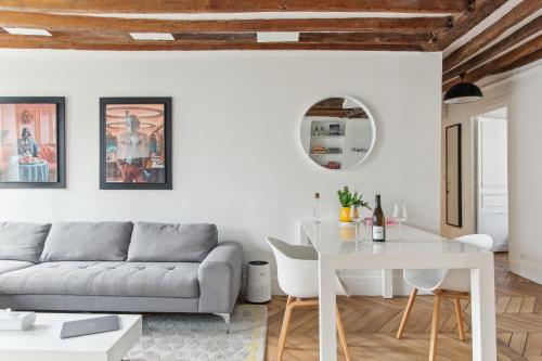 un salon avec un canapé et une table dans l'établissement Luxury Hideaway - Stunning View -Hyper-Center -Paris, à Paris