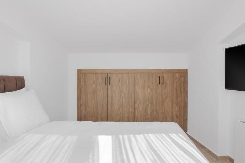 Een bed of bedden in een kamer bij Cens Platinum Luxury Suites