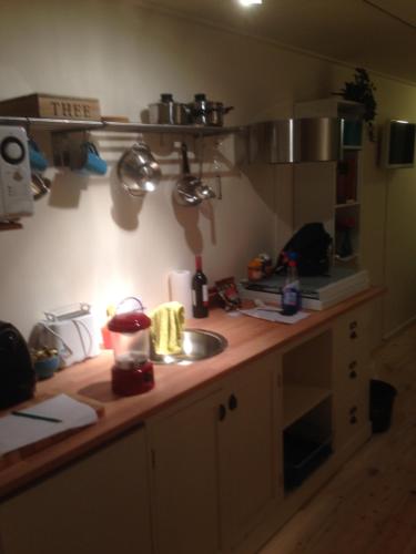 eine Küche mit einer Arbeitsplatte und einem Waschbecken in der Unterkunft BBBoekelo appartement in Boekelo