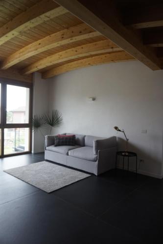 a white living room with a couch and a table at villa amarena, centralissima giardino e parcheggio in Angera