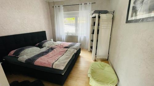 1 dormitorio con cama y ventana en Loreleyresidenz, App Tom en Sankt Goarshausen