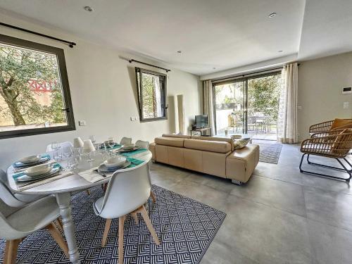 un salon avec une table et un canapé dans l'établissement La Pinede 350m de la Plage, à Les Sables-dʼOlonne