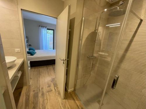 une salle de bain avec une douche à l'italienne et un lavabo dans l'établissement La Pinede 350m de la Plage, à Les Sables-dʼOlonne