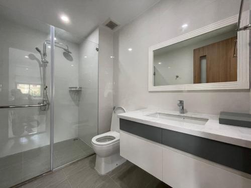ein Bad mit einem WC, einem Waschbecken und einer Dusche in der Unterkunft Friendly Hai Phong Apartment-TH BRANCH in Ðông Khê