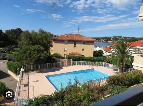 une grande piscine devant une maison dans l'établissement Merazur, à Saint-Raphaël