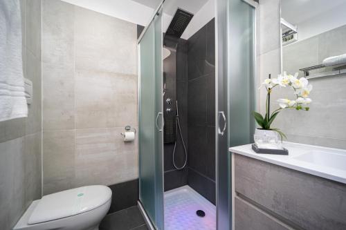a bathroom with a shower and a toilet and a sink at B&B Golden House & spa in Rose