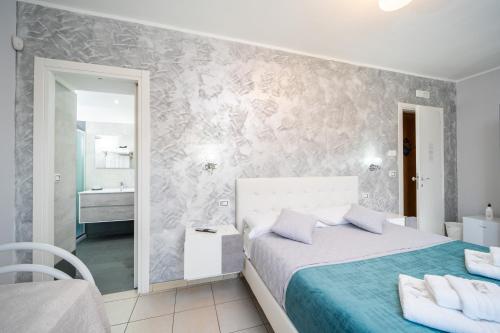 a bedroom with a large bed and a bathroom at B&B Golden House & spa in Rose