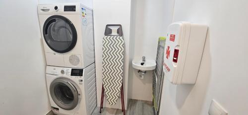 a washing machine and a dryer in a room at CH TANEZ CAROLINA a in Madrid