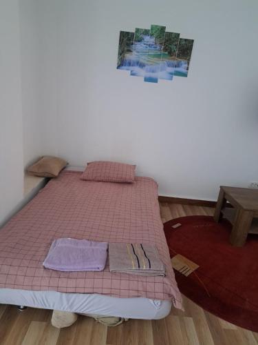 un letto con piumone rosa in camera di Villa Ika a Ploče (Porto Tolero)