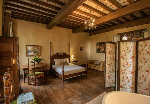- une chambre avec un lit et une table dans l'établissement Maison de Maître avec Grand Parc arboré clos de murs, à Nérac