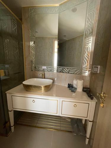 a bathroom with a sink and a large mirror at Copacabana jomtien beach high floor in Jomtien Beach