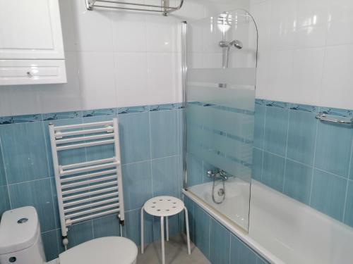 W łazience znajduje się toaleta, wanna i umywalka. w obiekcie Apartamento Pueblo De Mogro w mieście Mogro