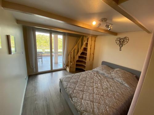 een slaapkamer met een bed en een glazen schuifdeur bij Boost Your Immo Corse Solenzara Tozza Alta 819 in Le Pont du Travo