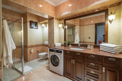 uma casa de banho com máquina de lavar e secar roupa em Verula City Apartments em Trebizonda