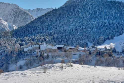 a resort in the middle of a snowy mountain at À 80m des pistes, bel appartement pour 15 in Génos