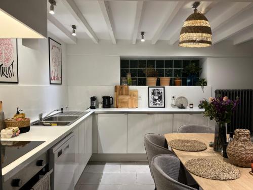 une cuisine avec une table et un comptoir dans l'établissement Maison avec jardin au cœur de Vernon, à Vernon