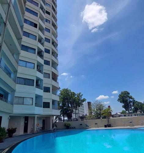 Bazén v ubytování Chiangmai Riverside condominium nebo v jeho okolí