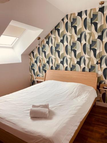 une chambre avec un lit avec un oreiller dessus dans l'établissement Logement B / Clos des Saunières, à Bligny-lès-Beaune