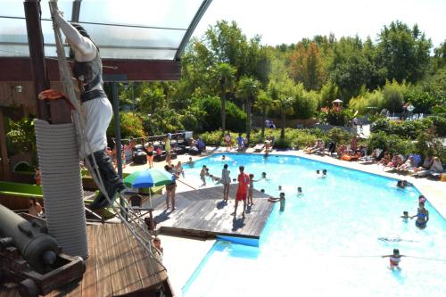 un groupe de personnes dans une piscine dans l'établissement Mobil Home XXL 4 chambres - Camping Le Sen Yan, à Mézos