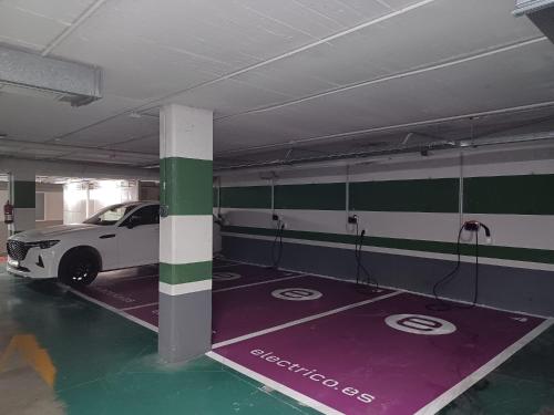 een auto staat geparkeerd in een parkeergarage bij Gran Hotel Attica21 Las Rozas in Las Rozas de Madrid