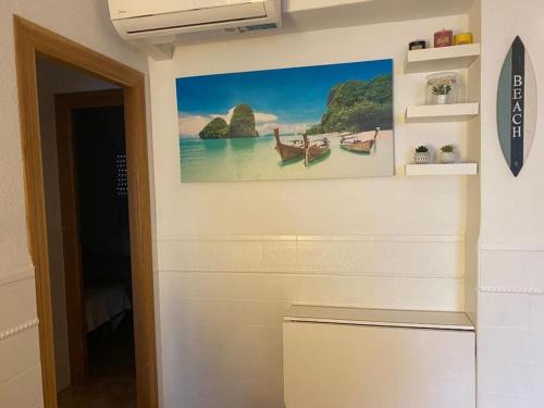 un muro con sopra un dipinto di una barca di La Perla Negra en Cabo de Palos a Cabo de Palos