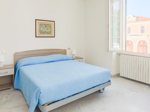 ピネートにあるHomiday - BordoPineta Centroの白いベッドルーム(ベッド1台、窓付)