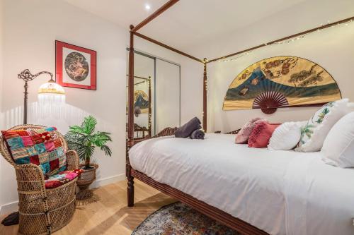 1 dormitorio con 1 cama grande y 1 silla en Charming 1-Bedroom Heritage Apartment en Melbourne
