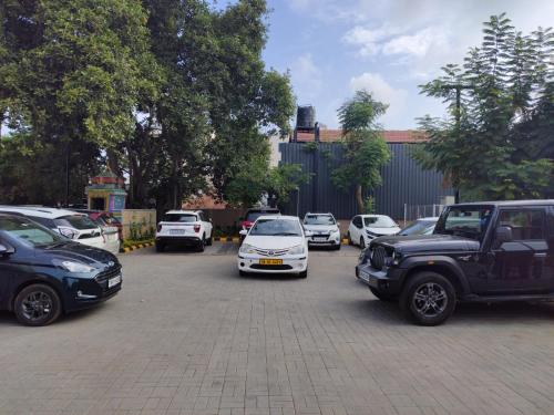 a group of cars parked in a parking lot at Courtyard by Marriott Tiruchirappalli in Tiruchchirāppalli