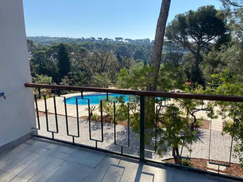 un balcon avec vue sur une piscine dans l'établissement Villa Alba YourHostHelper, à La Ciotat