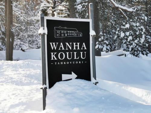 a sign sitting in the snow in the snow at Wanha Koulu Tahko Onnela, 4mh, Palju, Sauna, Tupakeittiö, Wifi, Liikuntasali, RinteetSpaRavintola 6km, Lemmikit OK, Edukas in Reittiö