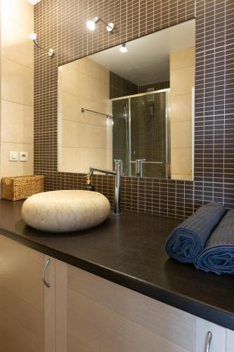 une salle de bain avec un lavabo et un grand miroir dans l'établissement Le Cocon - Proche Gare - Lumineux & Centre Ville - Commerces à Proximité, à Strasbourg