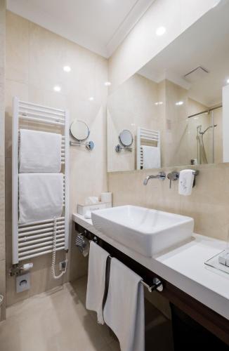 Ванная комната в Adele Boutique Hotel