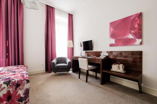 Телевизор и/или развлекательный центр в Adele Boutique Hotel