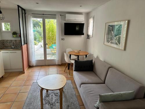 - un salon avec un canapé et une table dans l'établissement Plan de Cuques T2, à Marseille