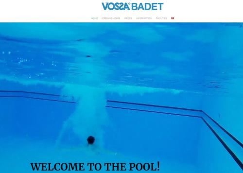 une page d'un site web de la piscine avec les mots de bienvenue à la piscine dans l'établissement Leilighet i Tråstølen Bavallen Voss, à Skulestadmo