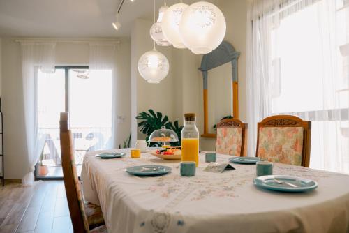 mesa de comedor con mantel blanco en Vicente Home, en Alcantarilla