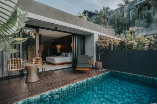 uma villa com uma piscina e um quarto em The Ning Resort Ubud em Ubud