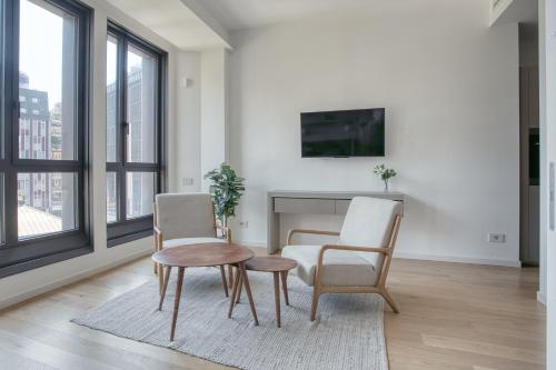 - un salon avec une table et deux chaises dans l'établissement JOIVY Chic studio close to Central Tower, à Milan