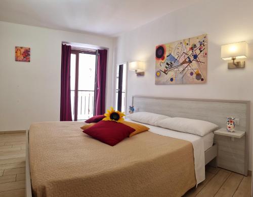 una camera da letto con un letto con un girasole sopra di Porta Terra Apartment a Cefalù