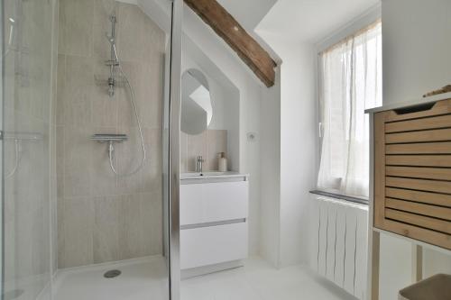 ein Bad mit einer Dusche und einem Waschbecken in der Unterkunft La Paillotte - à 7min de la plage in Beaussais sur Mer