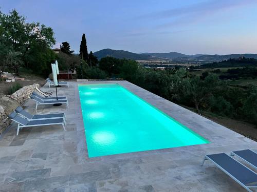 een zwembad met ligstoelen bij Agriturismo Il Mulino delle canutole in Magione