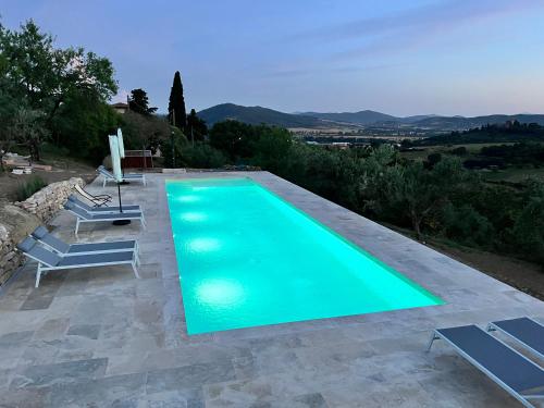 a swimming pool with lounge chairs at Agriturismo Il Mulino delle canutole in Magione