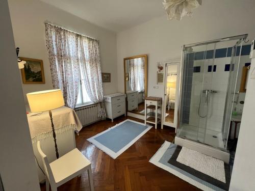 baño pequeño con ducha y ducha acristalada en Guest House Ilicki Plac, en Zagreb