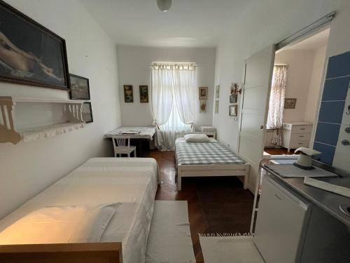 a small room with two beds and a kitchen at Guest House Ilicki Plac in Zagreb