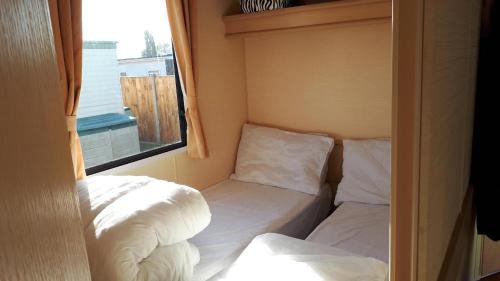 En eller flere senge i et værelse på Brilliant 6 Berth Caravan Nearby Scratby Beach, Norfolk Ref 43081b