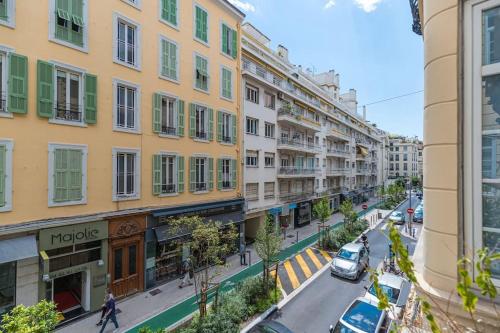 Large Haussmanian appartment in the heart of Nice